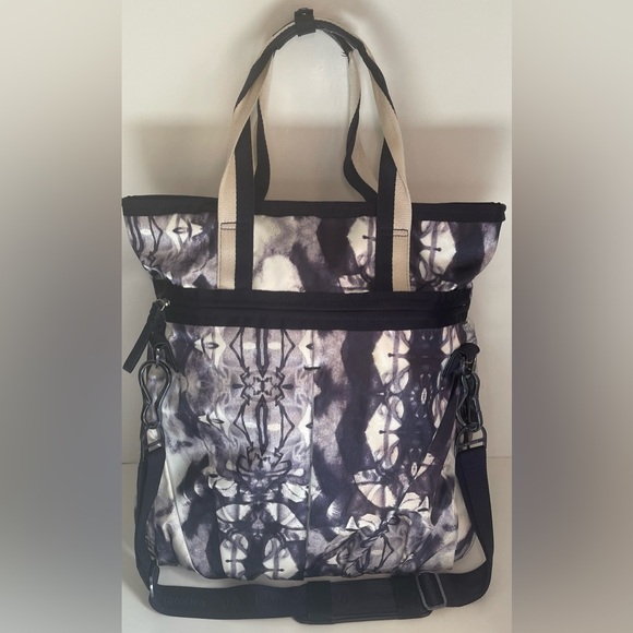⭐️Host Pick⭐️ Lululemon Flow and Go Tote - Picture 2 of 11